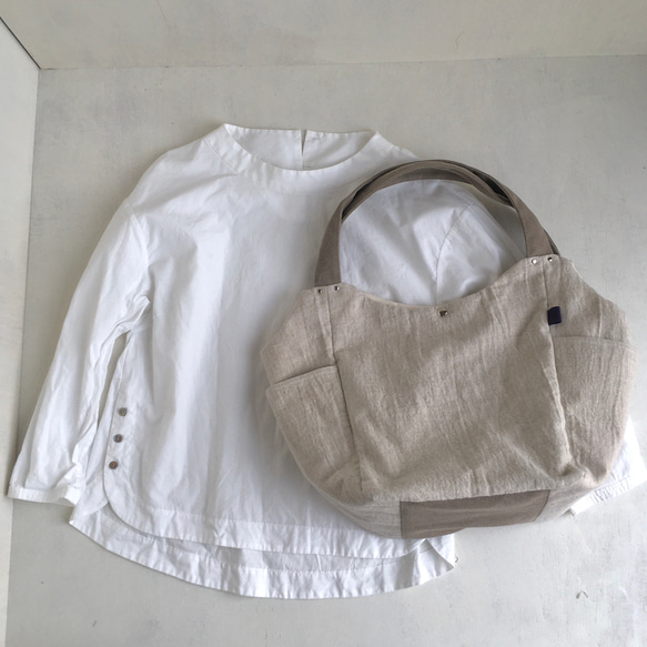 洗い込まれた綾織リネンウールの大きめポケットショルダー（生成り） 7枚目の画像