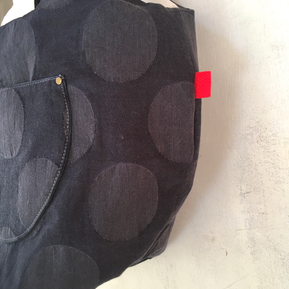水玉の丸底トートバッグ（紺/普通サイズ） 2枚目の画像