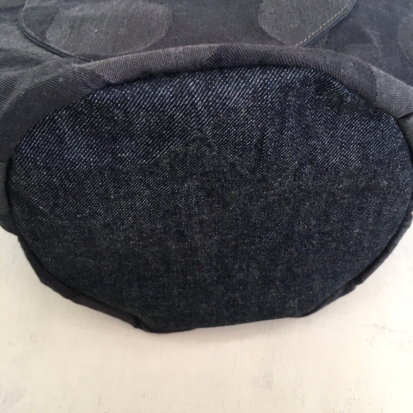 水玉の丸底トートバッグ（紺/普通サイズ） 4枚目の画像