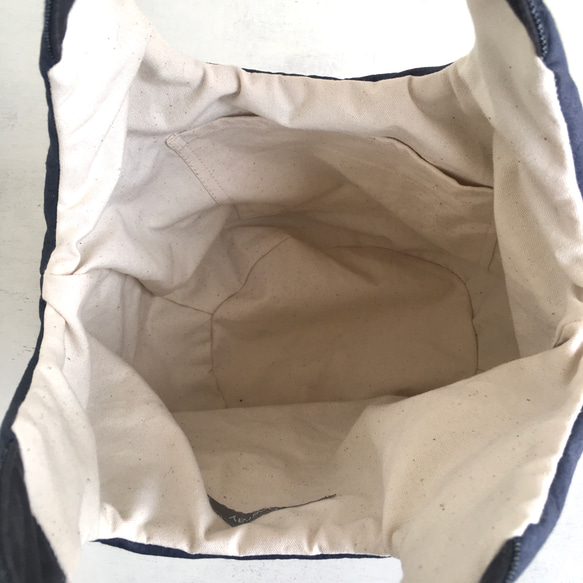 シワ感とシャリ感のある小さめ丸底トートバッグ（薄めの紺） 5枚目の画像