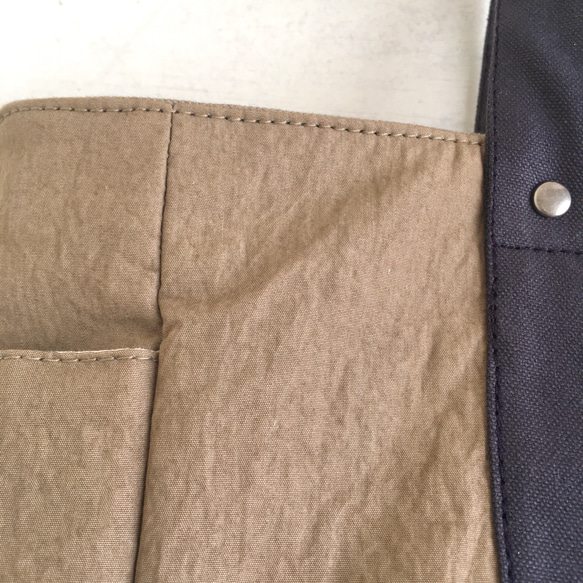 シワ感とシャリ感のある大きめショルダートートバッグ（ベージュ×濃紺） 2枚目の画像