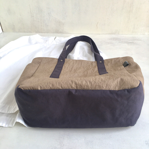 シワ感とシャリ感のある大きめショルダートートバッグ（ベージュ×濃紺） 4枚目の画像