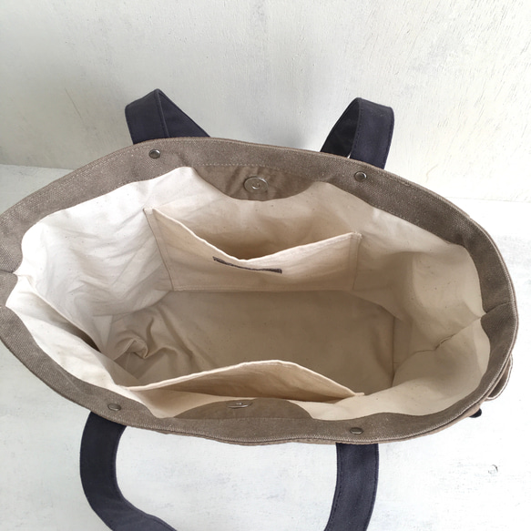 シワ感とシャリ感のある大きめショルダートートバッグ（ベージュ×濃紺） 5枚目の画像