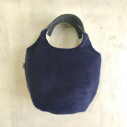 毛足短めファーの小さめ丸底トートバッグ（紫紺） 1枚目の画像