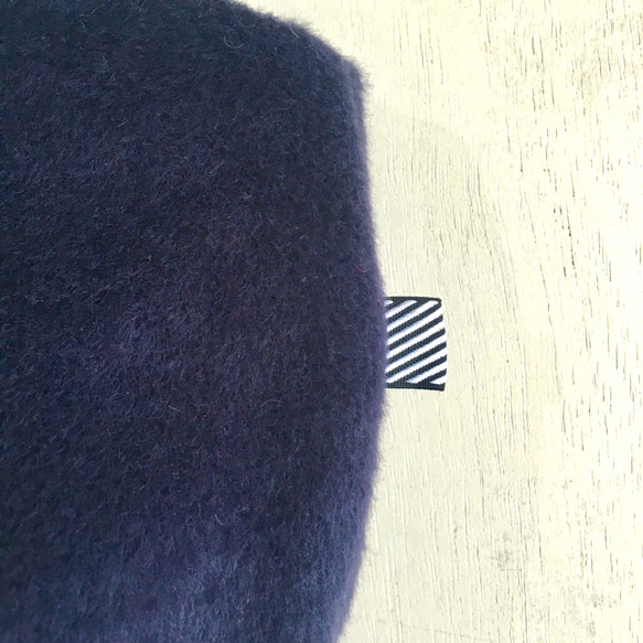 毛足短めファーの小さめ丸底トートバッグ（紫紺） 2枚目の画像