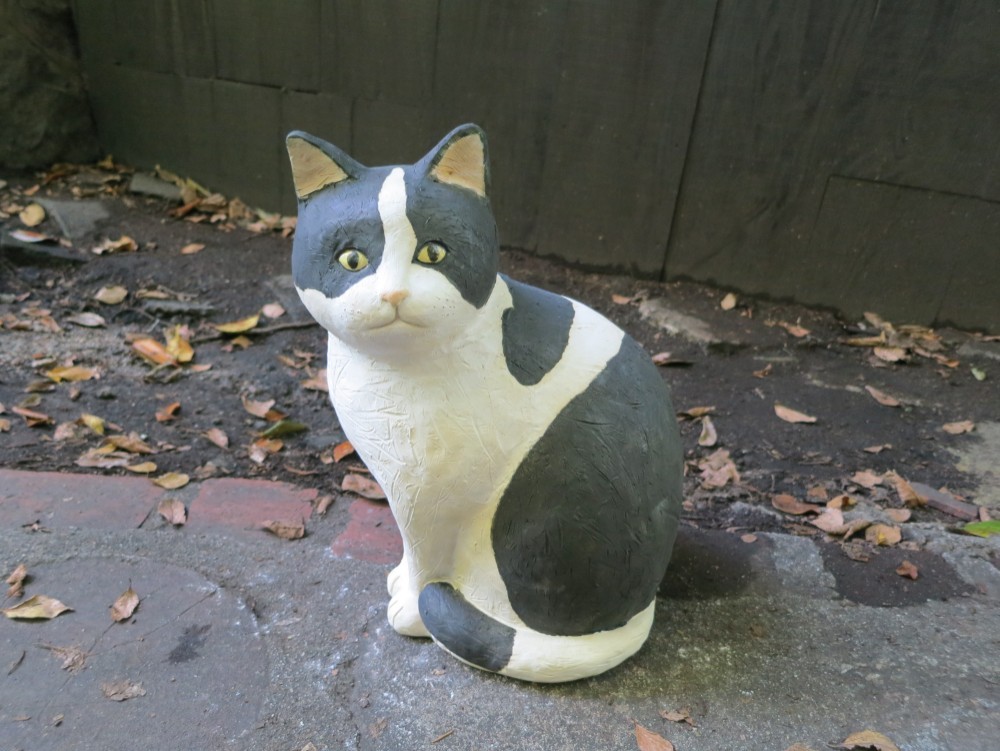 横向きねこ（白黒）　Ｏ-371-1　陶製