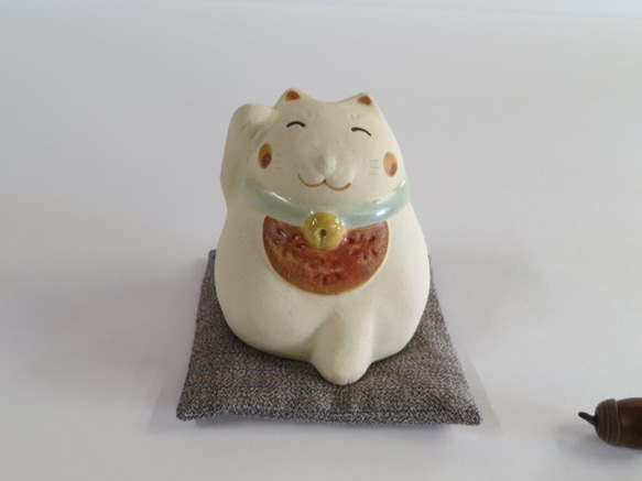 Nikkori Maneki 附坐墊（極小） O-169 陶瓷/招財貓/Glückliche Katze/भा 第1張的照片
