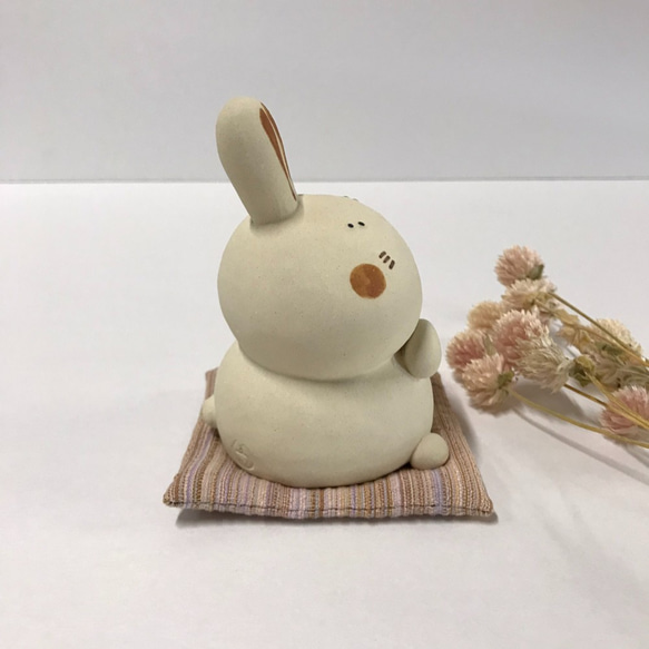 害羞兔（帶小墊子）O-216 ceramic /Rabbit/rabbit 第3張的照片