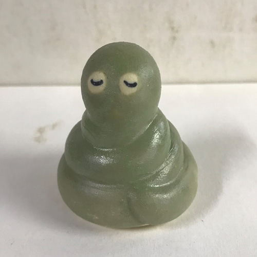 ハンドメイド 陶器製 蛇の彫刻 約20cm x 15cm 緑色の布の台座付き