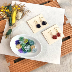 【一点物】刺繍糸のお花とカラーパールのピアス　イヤリング　ノンホールピアス 1枚目の画像