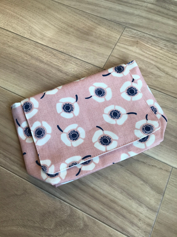くすみピンクの花柄✳︎マジックテープ式✳︎横入れお弁当袋/封筒型 1枚目の画像