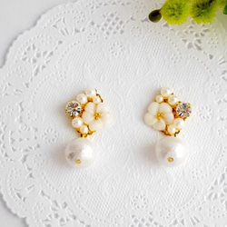 《再次上架》 白雞蛋花、寶石和棉珍珠耳環/耳環 第1張的照片