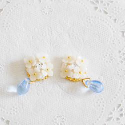[再次上架] 白色繡球花珍珠和寶石耳環/耳環 第5張的照片