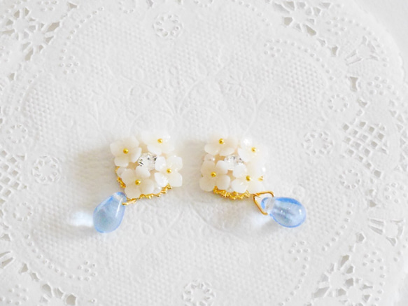 [再次上架] 白色繡球花珍珠和寶石耳環/耳環 第5張的照片