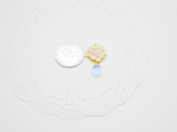 [再次上架] 白色繡球花珍珠和寶石耳環/耳環 第6張的照片