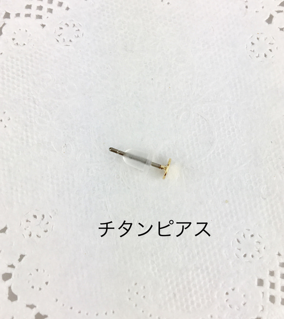 《Resale》白色×粉紅色繡球花珍珠和寶石穿孔耳環/耳環 第10張的照片