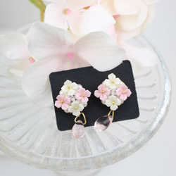 《Resale》白色×粉紅色繡球花珍珠和寶石穿孔耳環/耳環 第2張的照片