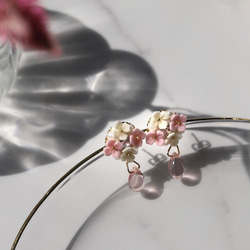 《Resale》白色×粉紅色繡球花珍珠和寶石穿孔耳環/耳環 第3張的照片