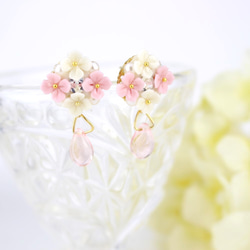 《Resale》白色×粉紅色繡球花珍珠和寶石穿孔耳環/耳環 第7張的照片