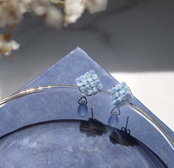 《再次上架》藍色繡球花珍珠和寶石耳環/耳環 第2張的照片