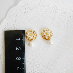 “再次上架”雞蛋花水晶寶石和棉珍珠耳環（穿孔） 第4張的照片