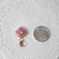 “再次上架”粉紅色繡球珍珠和寶石耳環（穿孔耳環） 第3張的照片