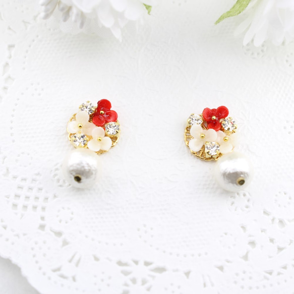 “再次上架”紅白花卉寶石和棉珍珠耳環（穿孔） 第1張的照片
