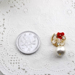 “再次上架”紅白花卉寶石和棉珍珠耳環（穿孔） 第4張的照片