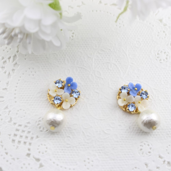 《再次上架》藍白小花珠寶和棉珍珠耳環/耳環 第1張的照片