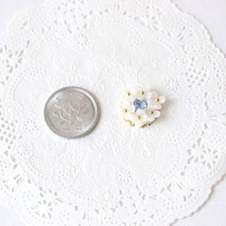 《再販》白いお花とブルーのスワロフスキーのブーケピアス/イヤリング 4枚目の画像