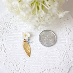 《再販》白いお花とリーフのピアス/イヤリング 4枚目の画像