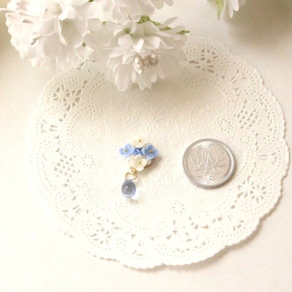 [再次上架] 白色 x 藍色繡球花珍珠和寶石耳環/耳環 第3張的照片