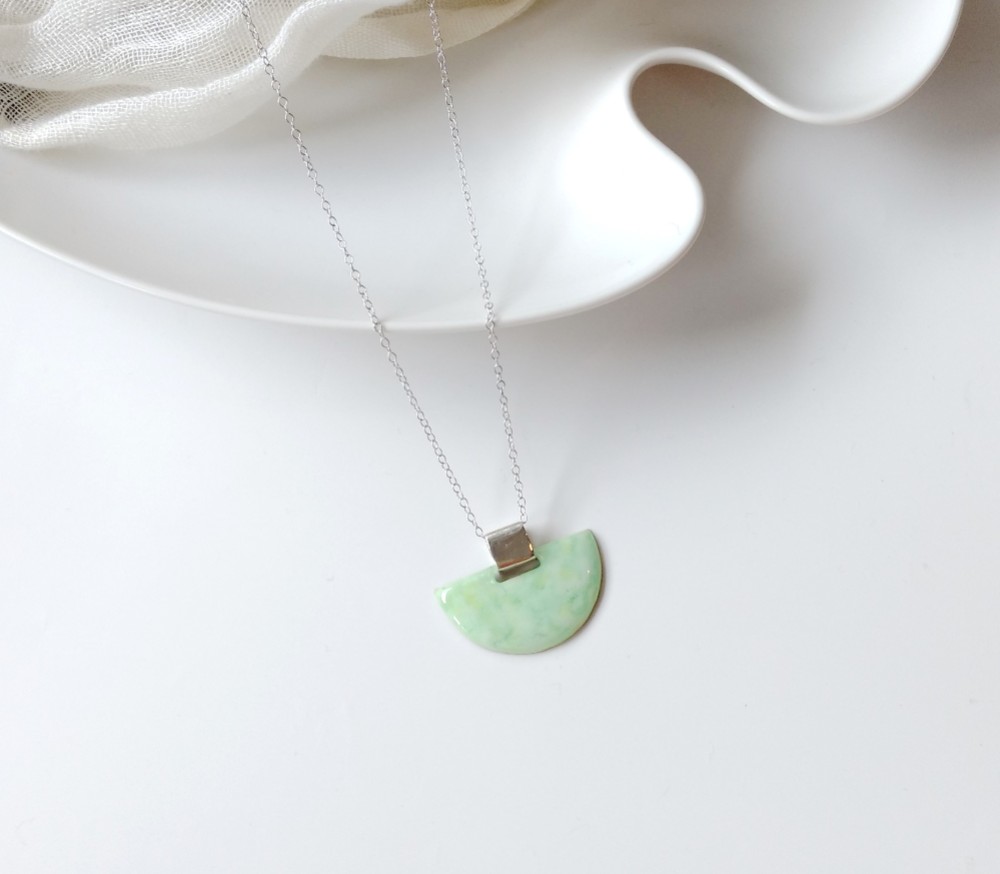 七宝焼きペンダント（グリーン畑）