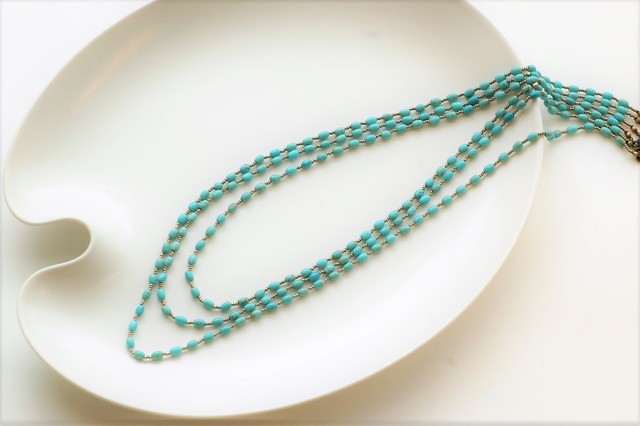マグネサイト（ターコイズ色）の3連ネックレス