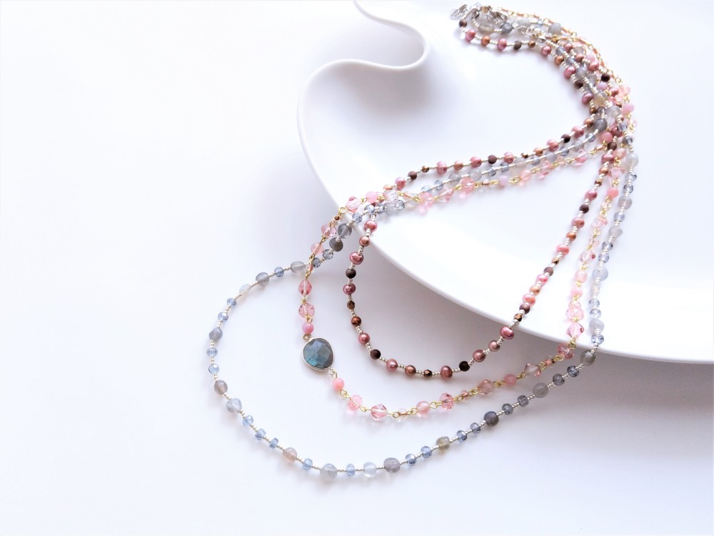 ピンク&グレーの3連ネックレス（1点もの）