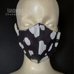 送料無料 ファッションマスク(立体)    :  牛柄/黒   1個 1枚目の画像