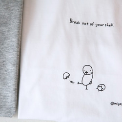 ひよこのTシャツ「Break out of your shell.」（ホワイト） 1枚目の画像