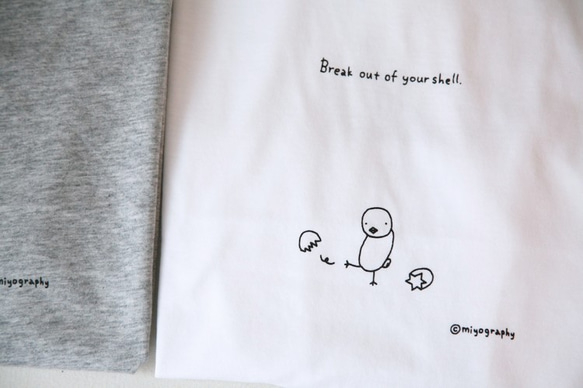 ひよこのTシャツ「Break out of your shell.」（ホワイト） 1枚目の画像