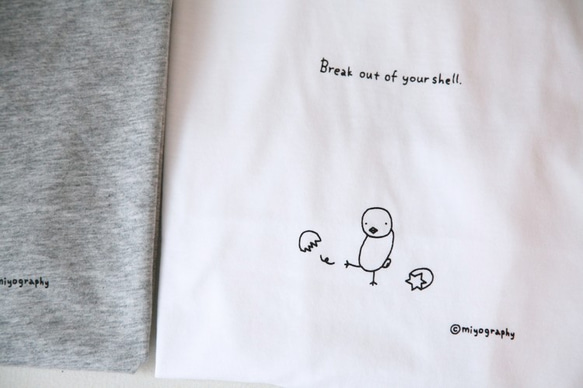 ひよこのTシャツ「Break out of your shell.」（Mサイズ　ホワイト） 2枚目の画像