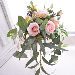 即納OK　ニュアンスピンクのバラと５種のユーカリのナチュラルクラッチ（造花ブーケ） 6枚目の画像