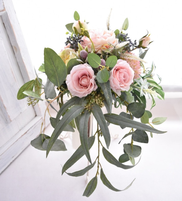 即納OK　ニュアンスピンクのバラと５種のユーカリのナチュラルクラッチ（造花ブーケ） 6枚目の画像