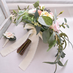 即納OK　ニュアンスピンクのバラと５種のユーカリのナチュラルクラッチ（造花ブーケ） 8枚目の画像