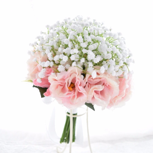 カスミソウのトレンド・クラッチブーケ＋ピンクのトルコキキョウ（造花