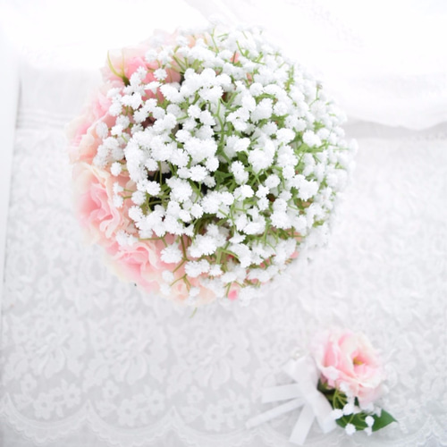 カスミソウのトレンド・クラッチブーケ＋ピンクのトルコキキョウ（造花