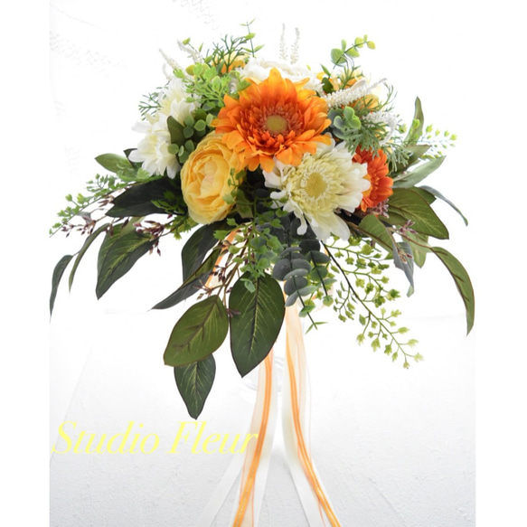 即納OK　オレンジ系ガーベラのクラッチブーケ（ウエディングブーケ造花） 2枚目の画像