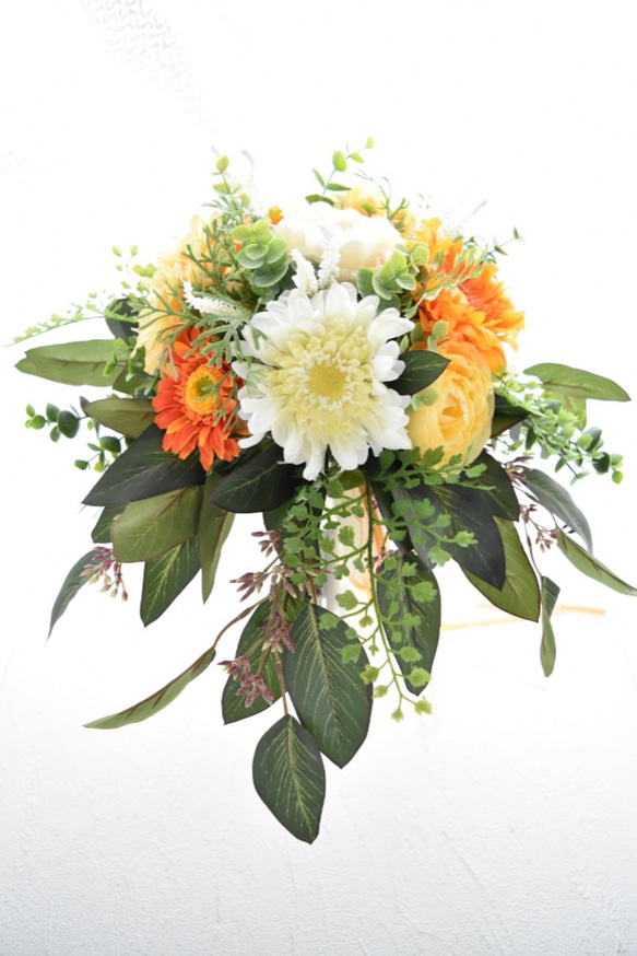 即納OK　オレンジ系ガーベラのクラッチブーケ（ウエディングブーケ造花） 4枚目の画像