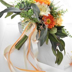 即納OK　オレンジ系ガーベラのクラッチブーケ（ウエディングブーケ造花） 5枚目の画像