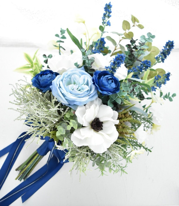 トレンドアネモネとブルーのお花のナチュラル・クラッチブーケ（ウエディングブーケ造花） 2枚目の画像