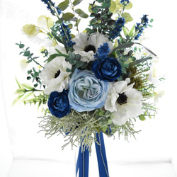 トレンドアネモネとブルーのお花のナチュラル・クラッチブーケ（ウエディングブーケ造花） 3枚目の画像