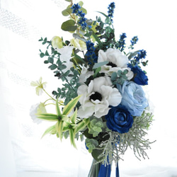 トレンドアネモネとブルーのお花のナチュラル・クラッチブーケ（ウエディングブーケ造花） 4枚目の画像